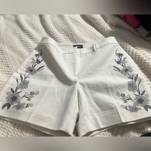 Chic White Floral Embroidered Shorts